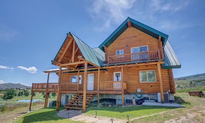 Sweetwater Cabin | Huge, Gorgeous Log Cabin, 100% remodeled, Right on Golf Course by Ideal Beach!