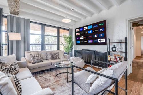 Lee Green Apartment | Huge Luxe 85inch Cinema Flat with Balcony and Parking