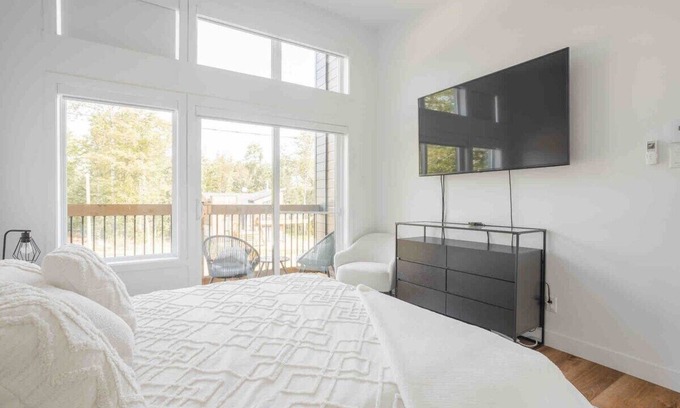 Saint-Gabriel-de-Brandon House | Huge modern chalet with spa and lake access