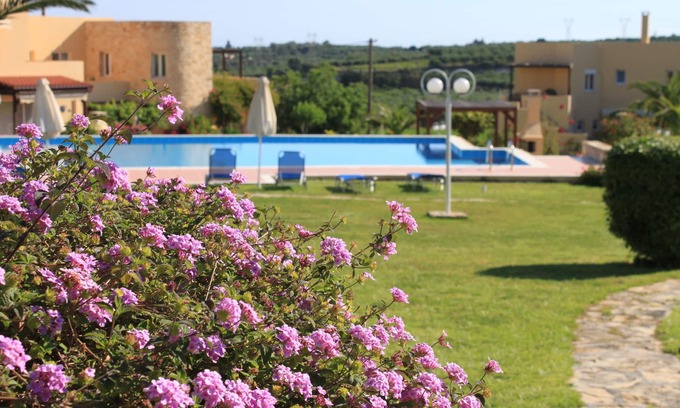 Houdetsi Apartment | HUGE POOL in LUXURIOUS residency