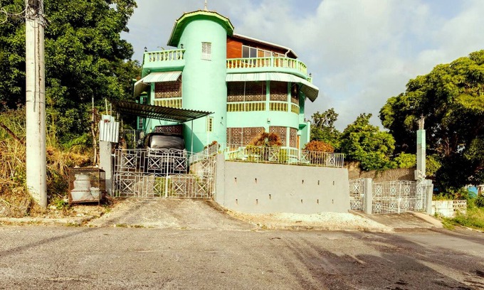 Mount Salem House | Hummingbird Room in Guest Home: WiFi, Hot Water AC Montego Bay Live-in Hosts