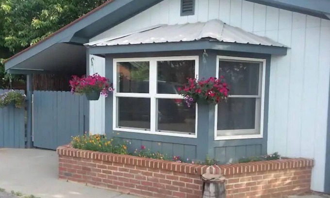 Bayfield Cottage | Hunters Welcome! King Bed, Views & Peace in Bayfield Guest House