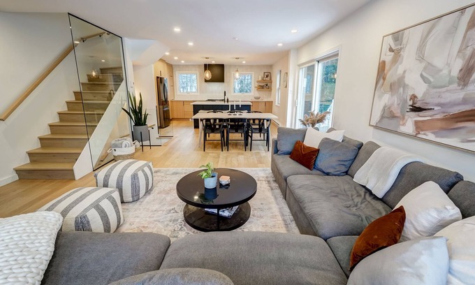 Mont-Tremblant Village House | HushHaus - 5 min to Ski- VIP Mtn Parking Pass - Luxury Linens