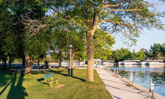 Smiths Falls Apartment | Iconic Rideau 1Bd Unit Balcony Free Parking 3