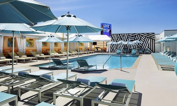 Las Vegas Hotel | Iconic Vegas Hotel! Casino, Bar, On-site Live Entertainment, Pools, Parking!