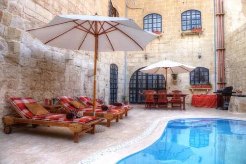 Ħal Bisbut House | Id-Dwejra House of Character with private pool and Jaccuzi