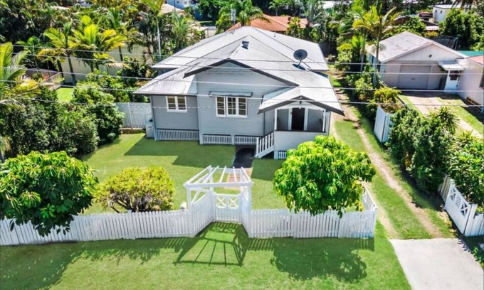 Urangan House | Ideal base 4 Whale Watching.Private deck/BBQ/AC.