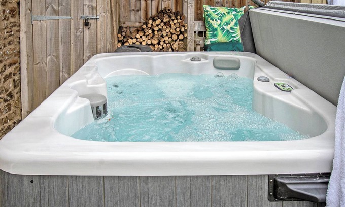 Spennymoor Cottage | Ideal for a romantic break in County Durham, with a private garden and hot tub.
