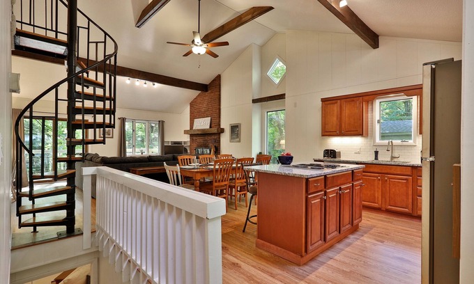 Killington House | Ideal Killington Escape! Hot tub, game room, grill, 2 fireplaces, pet-friendly!