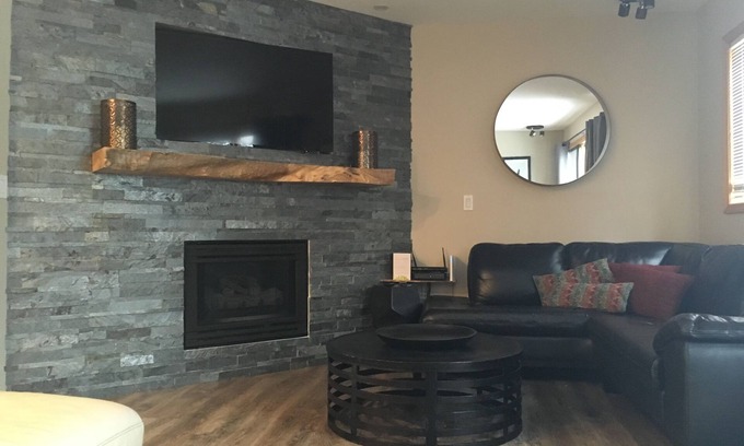 Sun Peaks House | Ideal location. Cozy Sunpeaks townhouse great for famillies or groups