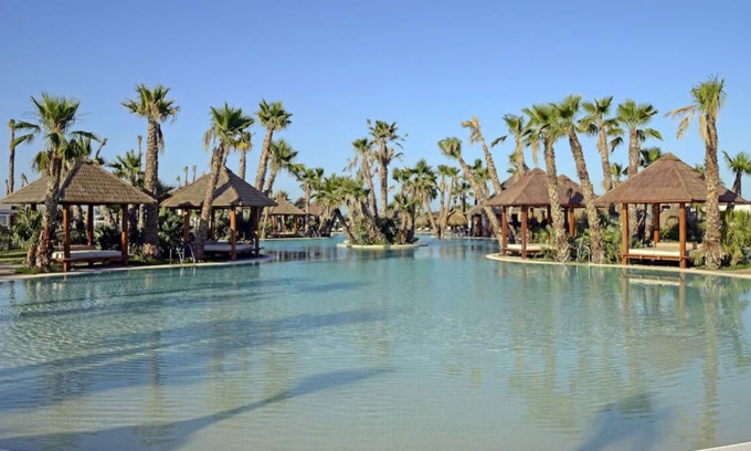 Crevillente House | Ideal Location to Relish in Tropical Pools! Mini-golf, Indoor & Outdoor Pools!