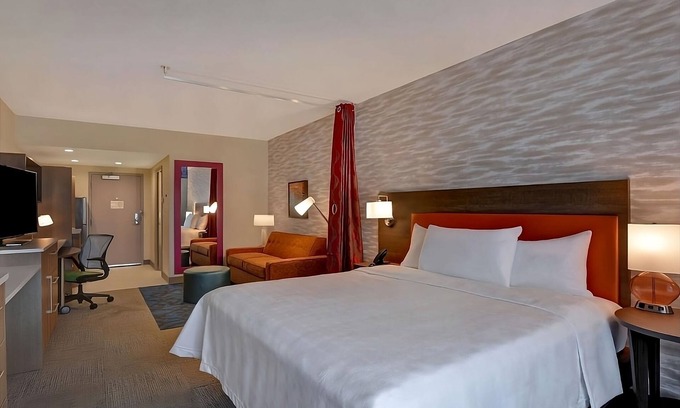 Florida Central Atlantic Coast Hotel | Ideal Mix of Comfort and Value! Swimming Pool, Pets Allowed, Kitchenette!