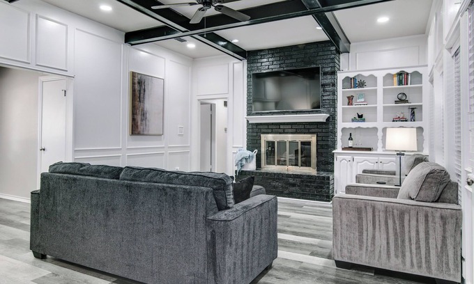 Texarkana House | Ideal spot for business or family; sleeps 10 guests