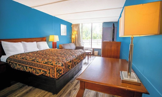 Kernersville Hotel | Ideal Stay for Two with King Bed and Access to Kernersville Attractions