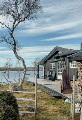 Holtalen House | Idyllic Cabin By The Water In Hessdalen