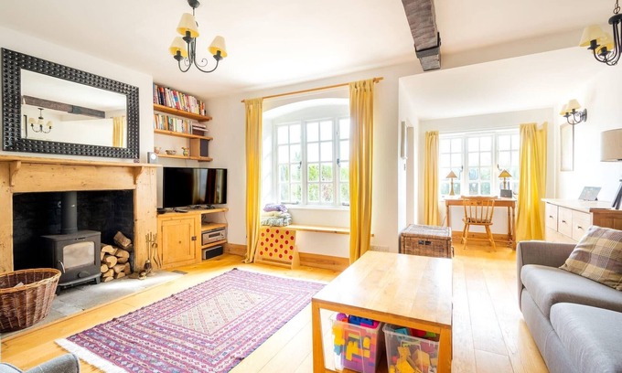Witney House | Idyllic Cotswolds Cottage & Garden, Nr Burford