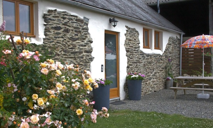 Loperec Apartment | Idyllic Country Location for couples, central, peaceful, 5 mins from shops, WIFI