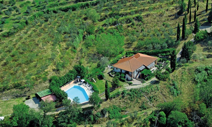 Castelfranco di Sopra Apartment | Il Trovatore, apt. with two rooms in Casa Lama Residence with pool
