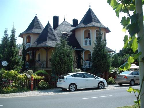 Keszthely House | Ilona Kis Kastély Panzió