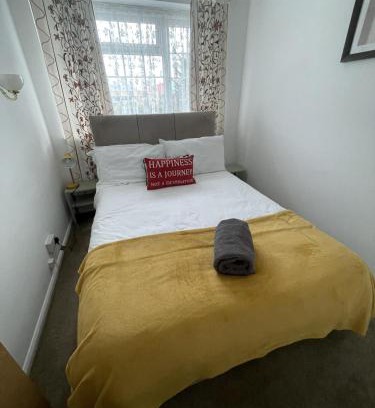 Luton House | Immaculate 3-Bed House in Luton