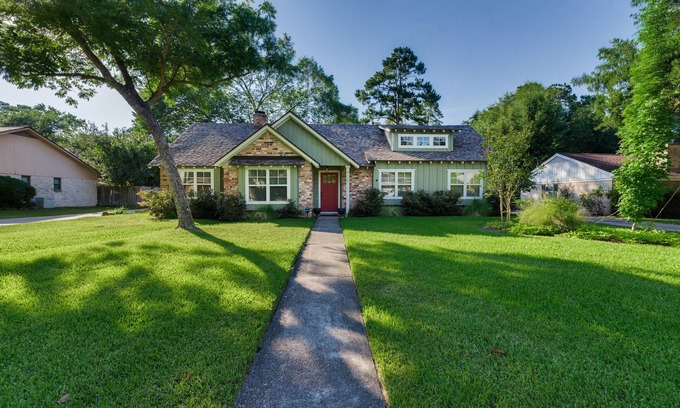 Houston House | Immaculate 4 bedroom 20 minutes to Downtown/Woodlands/Airport/Exxon w/huge yard
