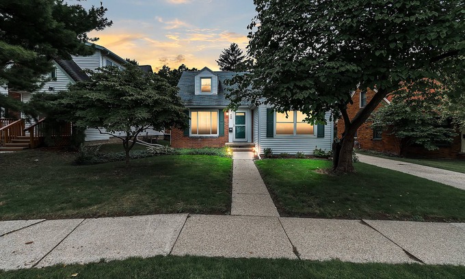 Lansing House | Immaculate home close to MSU, hospitals & downtown!