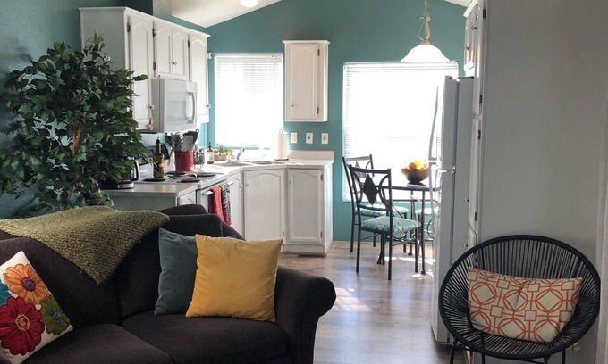 Tucson House | Immaculate & tastefully decorated park model in top Tucson Voyager Resort