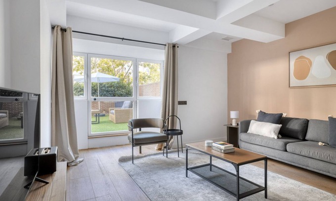 El Viso Apartment | Immpecable Chamartín 1BR w/terrace, by Blueground