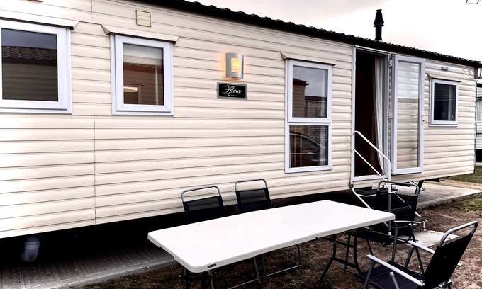 Clacton-on-Sea Cabin | Impeccable 4-Bed Caravan in Clacton-on-Sea