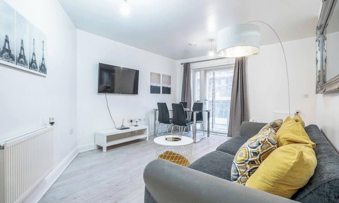 Livesey Apartment | Impressive Central London Balcony Apartment