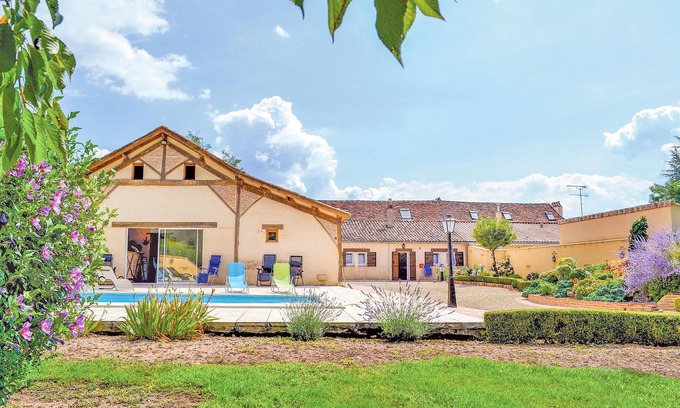 Saint-Pierre-d'Eyraud House | In a small village among the vineyards near Bergerac stands this cottage just two minutes from the D