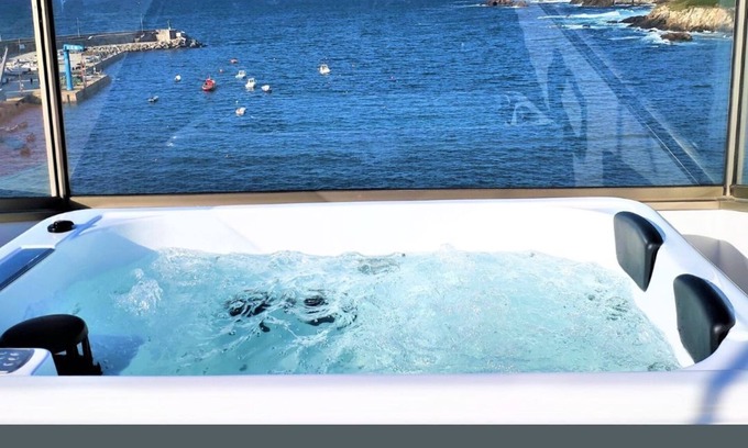 Laracha Apartment | In Caión: Attic-Suite with 2 terraces and Jacuzzi on the seafront