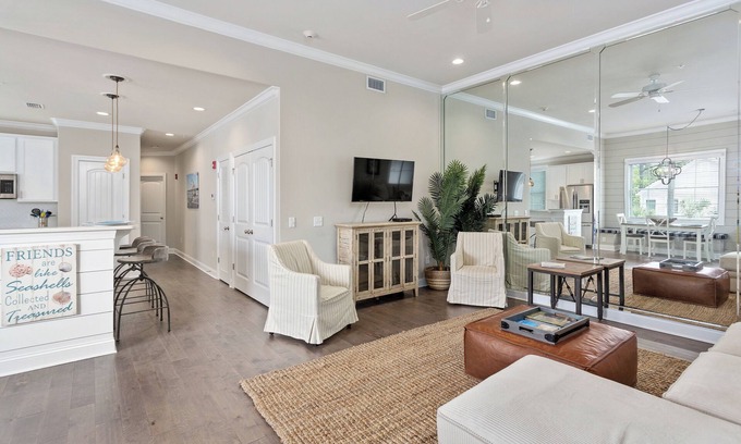 King City Condo | In the Heart of the Pier/Village area. Community pool.
