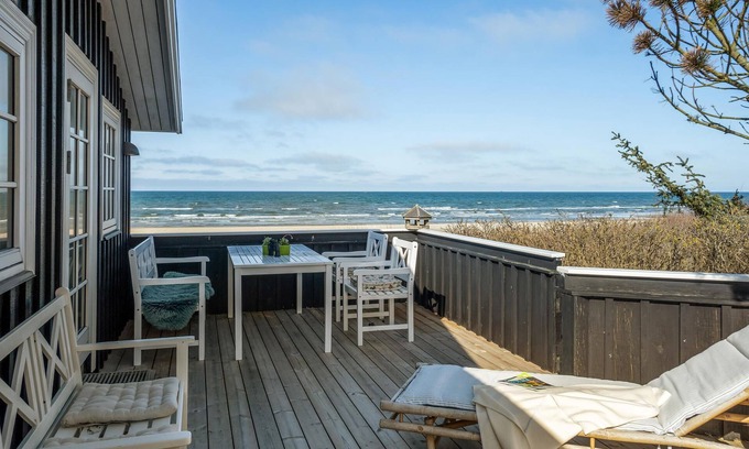 Hirtshals House | In unique location with panoramic view over the sea welcomes you this beautiful accommodation.