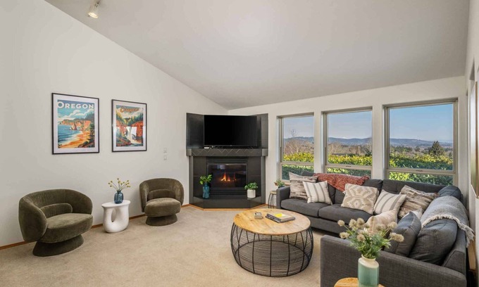 Dundee House | Incredible Dundee Hills Escape, Pet Friendly, Hot Tub, Covered Deck, Walk to Park, Food, and Wine