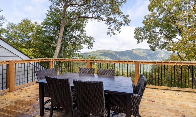 Pedlars Edge House | Incredible Mountain Views - Modern Four Bedroom Home - Five Minute Walk to Slope