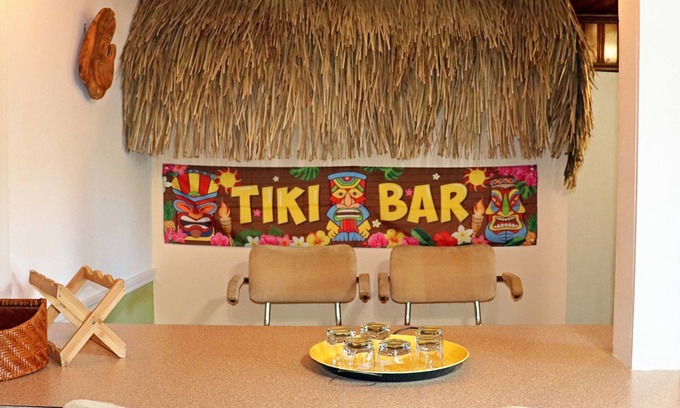 Macon House | Indoor Tikibar Up to 8 guests plus pet, fenced backyard in North Macon 4bd 2ba