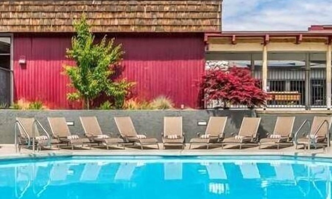Tri-Cities Resort | Indulge in Home Like Comfort! Contemporary Unit, w/FREE Parking & Onsite Pool!