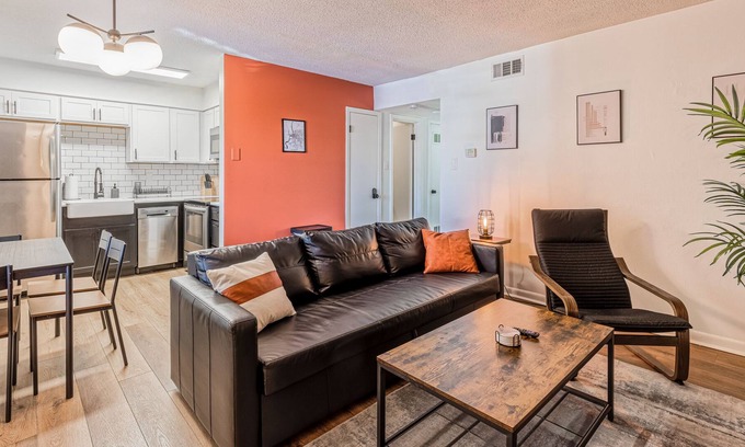 Downtown Memphis Apartment | Industrial King Suite Downtown with Free Parking