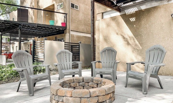 Pleasant Valley House | Industrial loft steps to main strip Minutes to GOGsn
