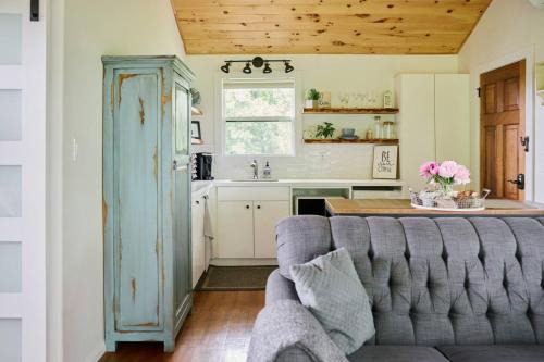Lincoln House | Inn The Orchard, Modern Log Cabin, on water edge