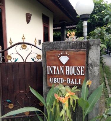 Lodtunduh House | Intan House