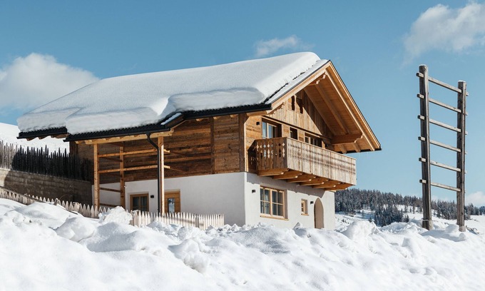 San Martino in Badia Ski Chalet | Intero Chalet Rich, con Vista Sulle Montagne, Balcone, Giardino Privato e Wifi;