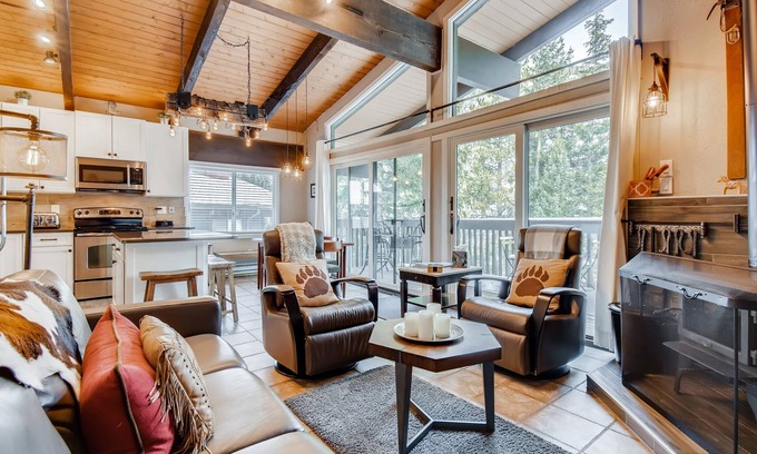 Vail House | Inviting Cozy East Vail Condo On Gore Creek! 008412