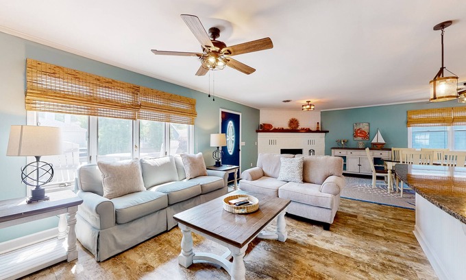 Caine Woods House | Inviting home near beaches with fast WiFi, AC, full kitchen & W/D - dog-friendly
