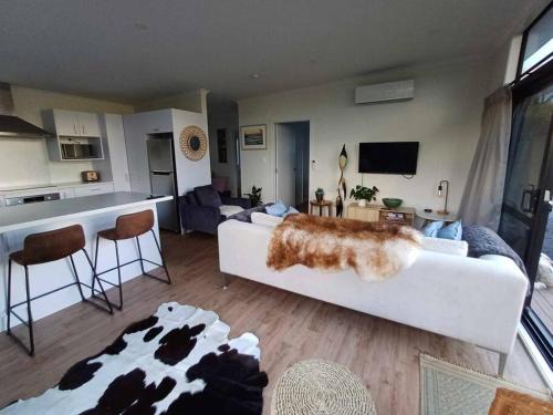 Raglan Apartment | Ironsands Beach Stay - new home - central