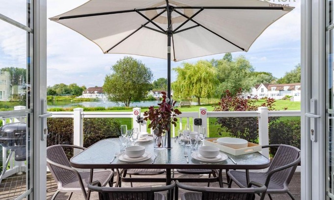 South Cerney House | Isis Lakes 55, Lakeside Lodge - P