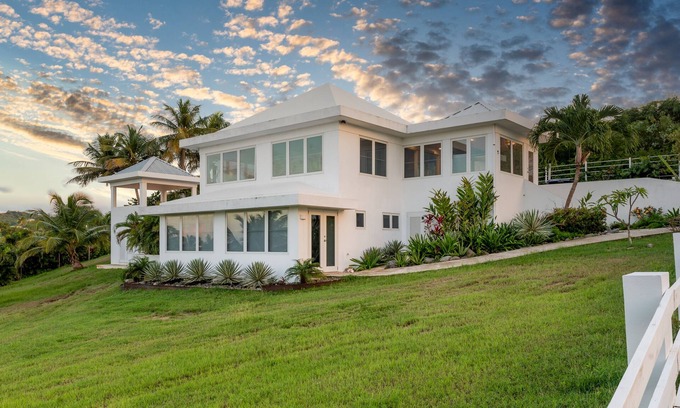Puerto Ferro House | Island Girl is a Magnificent Home Very Near La Chata Beach in Bravos de Boston.
