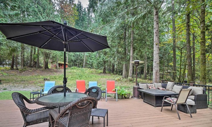 Mirrormont Apartment | Issaquah Getaway Backyard Oasis with Hot Tub!