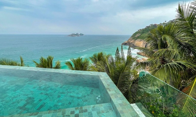 Joatinga House | It is located in a stunning and privileged setting on Joatinga beach.